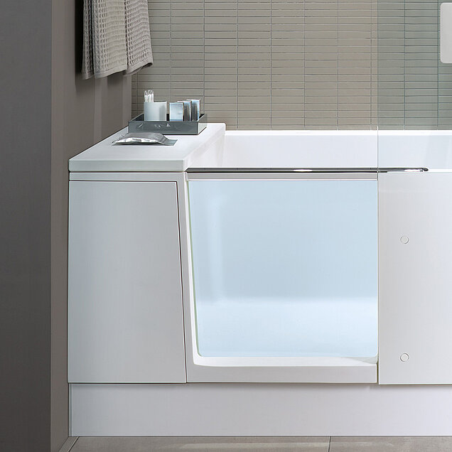 Eine moderne weiße Duschbadewanne mit einer transparenten Glastür auf einer Seite
