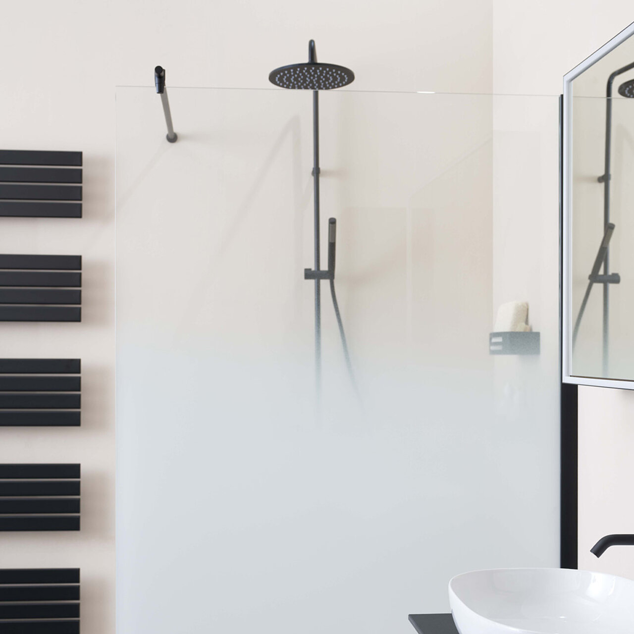 Modernes Bad mit einer schwarzen Kopfbrause hinter einer Milchglasabtrennung.