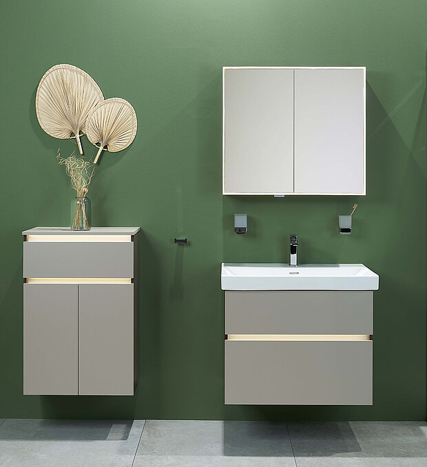 Badezimmer mit einem quadratischen Waschbecken, einem verspiegelten Medizinschrank.