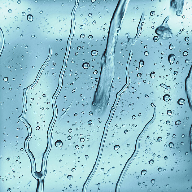 Nahaufnahme von Wassertröpfchen auf einer Glasoberfläche