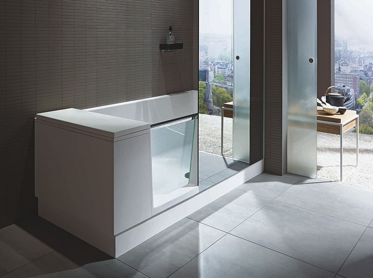 Walk-in-Dusche und Badewanne mit einer transparenter Glastür auf einer Seite