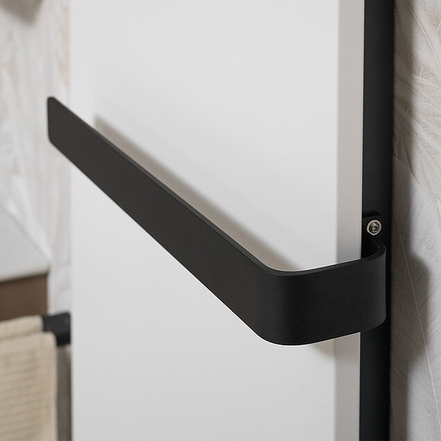 Detailbild von der Seite des Designheizkörpers um die schmale Form zu zeigen. Ebenso ist der Handtuchbügel zu sehen.