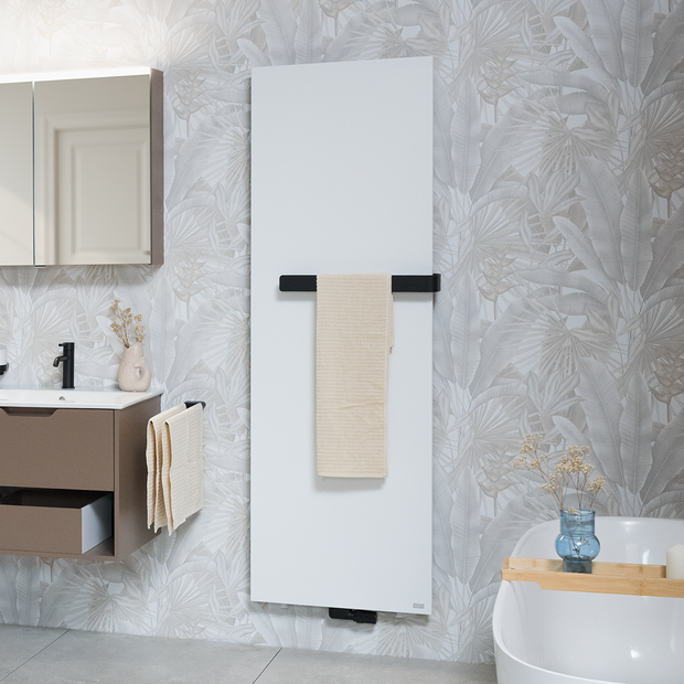 Modernes Badezimmer mit Designheizkörper in weiß mit einem Handtuchbügel wo ein beiges Handtuch hängt