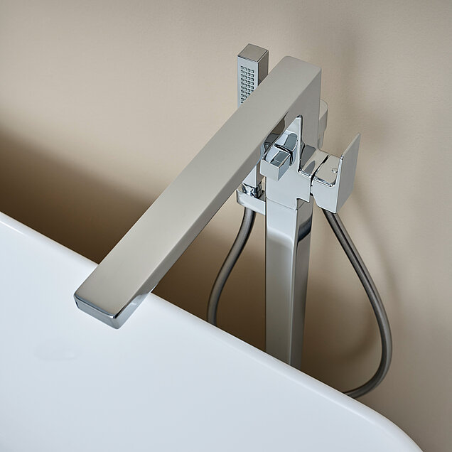Draufsicht von oben auf eine freistehende Badwannenarmatur in Chrom der Armaturenserie E1 von LARIMAR