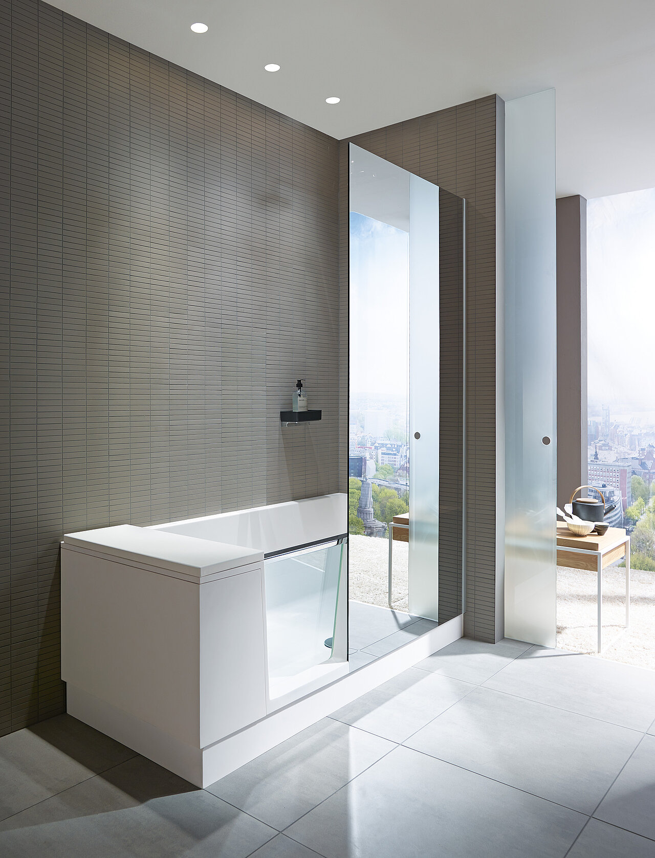 Walk-in-Dusche und Badewanne mit einer transparenter Glastür auf einer Seite