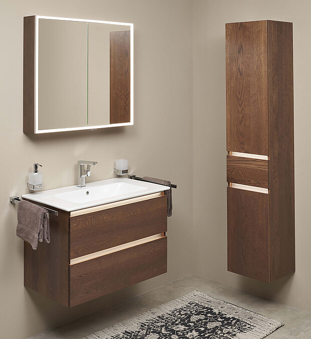 Badezimmer mit einem großen beleuchteten Spiegel, einem schwebenden Waschtisch aus Holz mit weißem Waschbecken