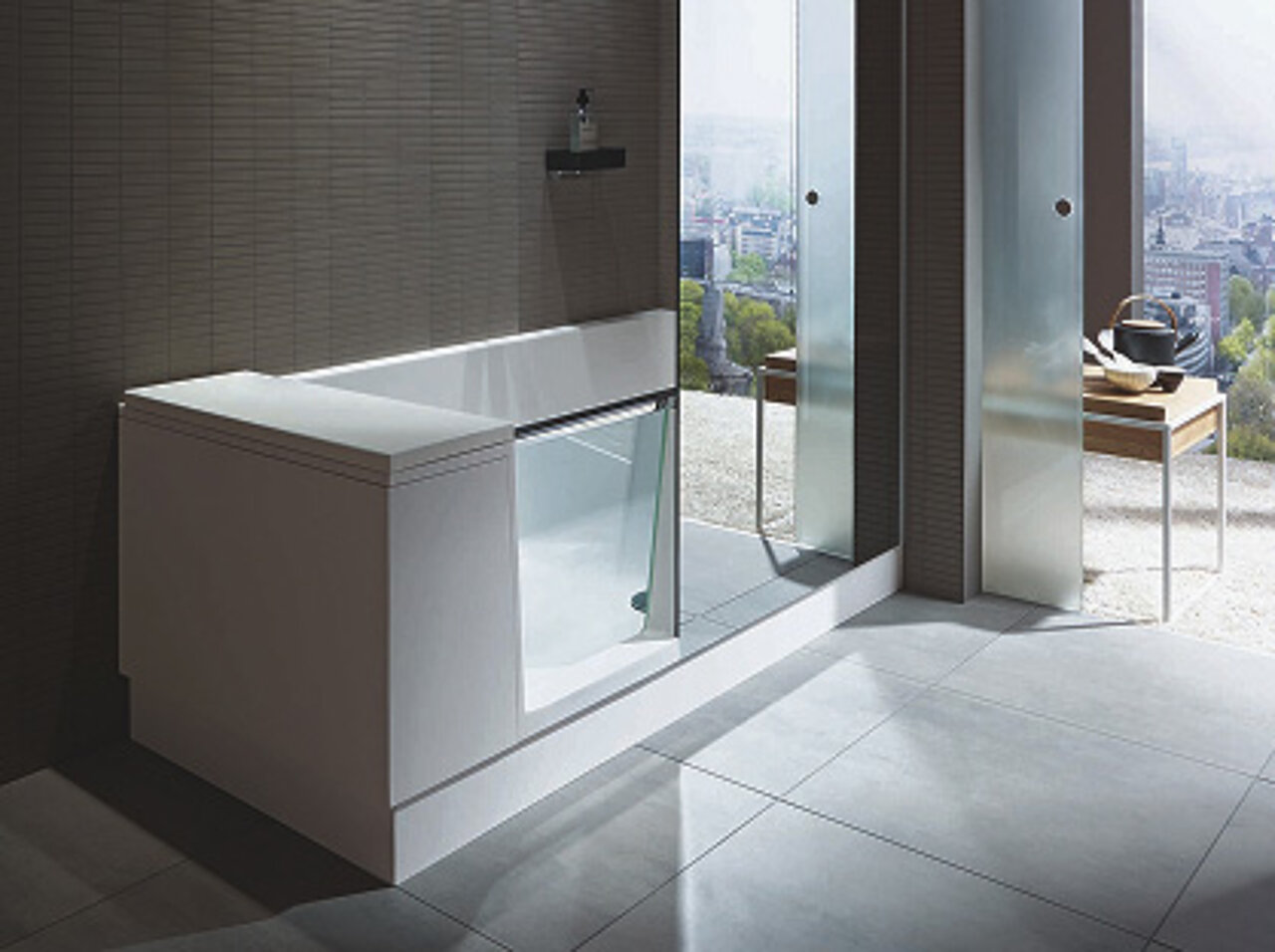 Modernes Badezimmer mit weißer Badewanne mit gläserner Seitenwand