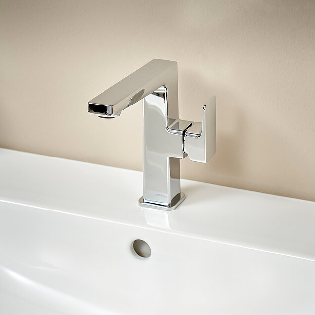 Eckiges Design einer chormfarbenen Armatur der E1-Serie von Larimar befestigt an einem Waschtisch