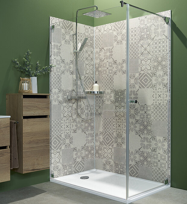 Eine moderne Dusche mit Glastüren, gemusterter Duschrückwand in Beige- und Grautönen und einer Regendusche 