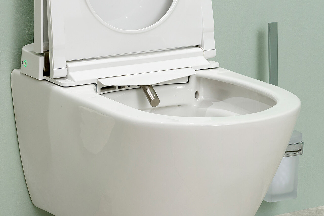 Eine Nahaufnahme eines weißen Dusch-WCs mit eingebauter Wasserspritzdüse