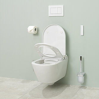 Eine modernes Dusch-WC mit offenem Deckel und Steuerung an der Wand
