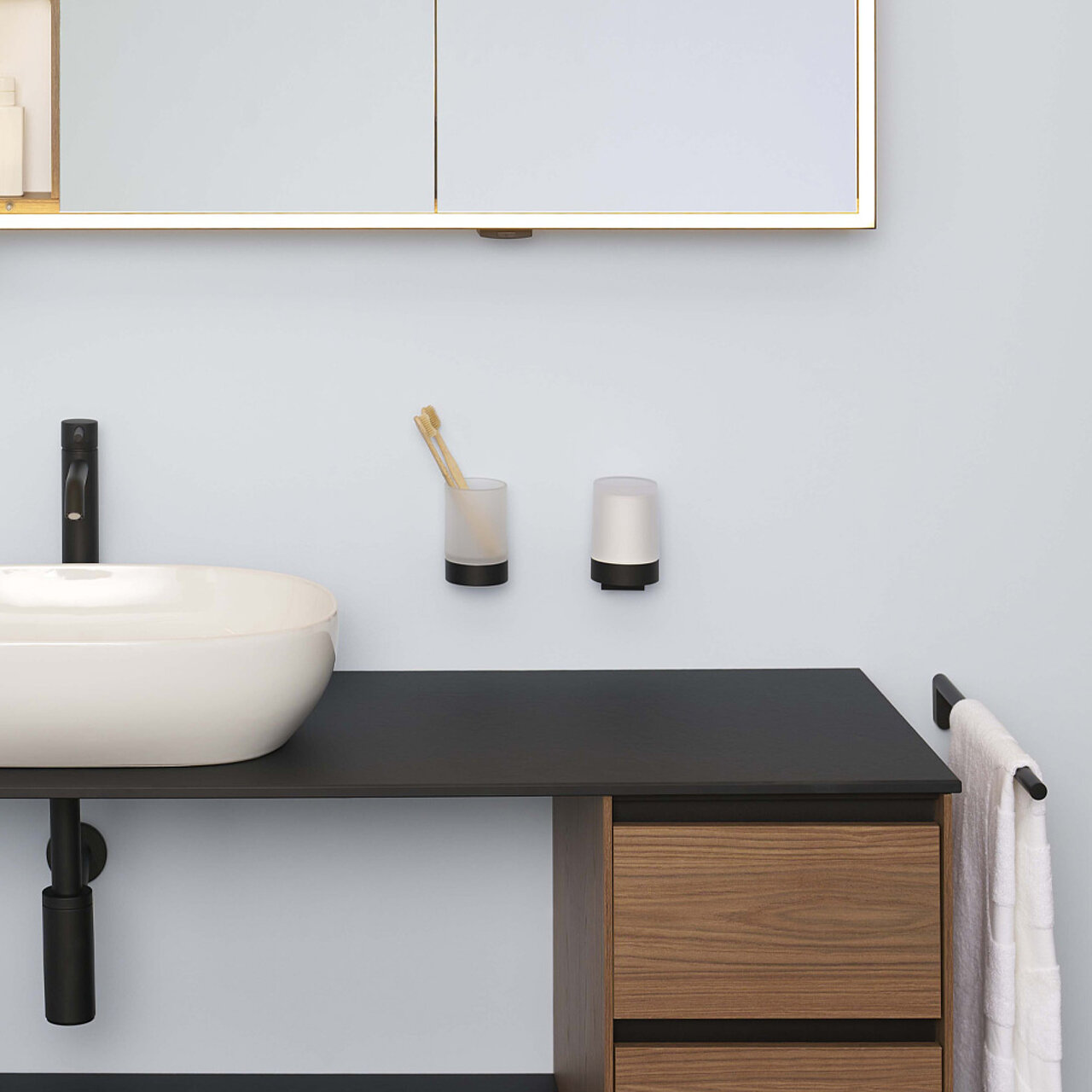 Waschtisch mit weißem Waschbecken, schwarzem Wasserhahn, hölzernen Schubladen und einer schwarzen Arbeitsplatte. 