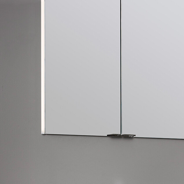 Nahaufnahme des geschlossenen LARIMAR Wandeinbauspiegelschranks um die dreiseitige LED-Lichtleiste und die Chrome-Griffleisten zu zeigen.