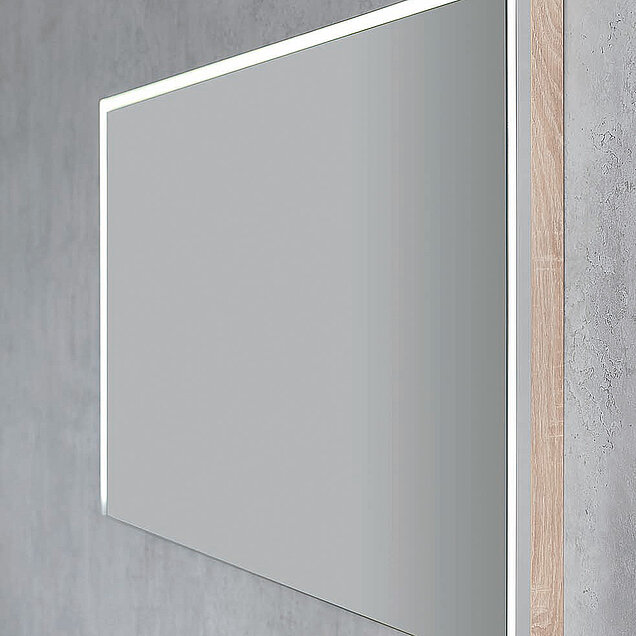 Ein rechteckiger Wandspiegel mit hellem Holzrahmen und LED-Beleuchtung an den Rändern.